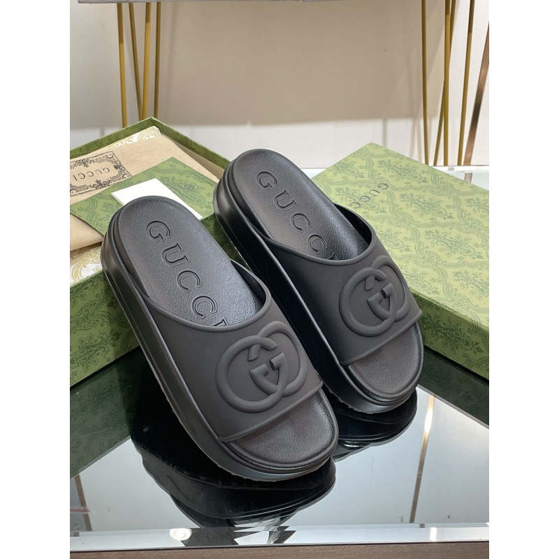 G*u*i slippers